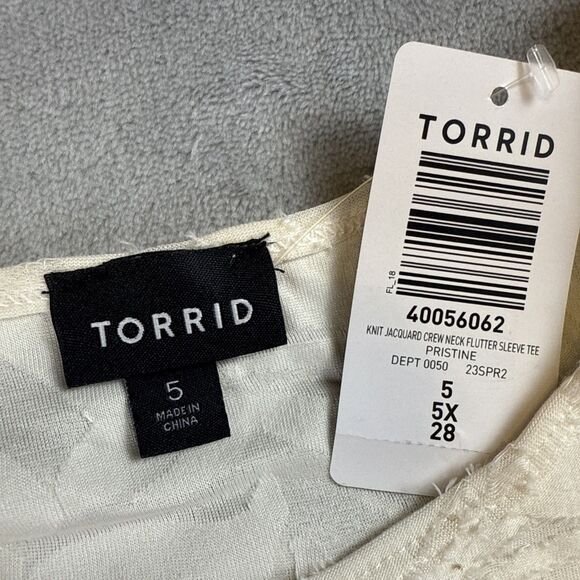 Torrid Women's 5X Ivory Textured Floral Top Cap Sleeve Blouse NWT Plus Size - Picture 2 of 6